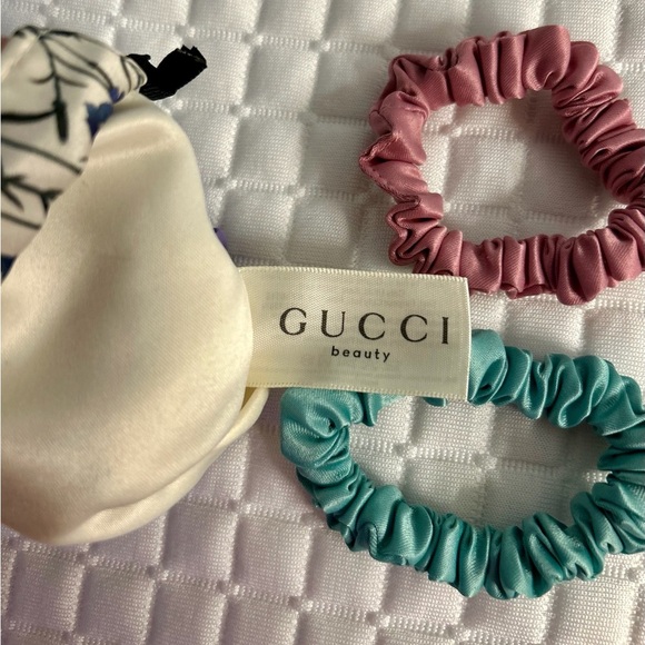 NWT Gucci Beauty Satin Scrunchie Set – 3-Pack w/ Floral Pouch - Picture 5 of 11